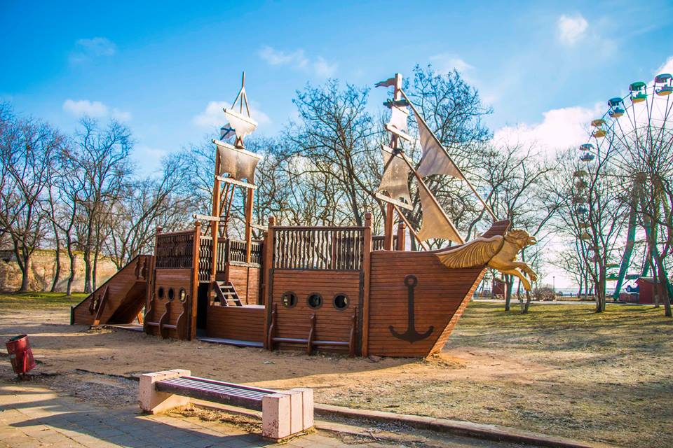 Детская площадка в виде корабля на набережной отремонтирована — Официальный  сайт Керченского городского совета